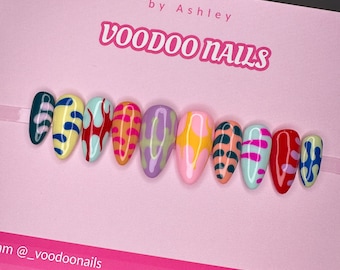 Puede incluir: Un conjunto de diez uñas postizas coloridas con diseños abstractos. Las uñas están dispuestas en una fila sobre un fondo rosa. El texto "by Ashley VOODOO NAILS" está en la parte superior de la imagen. El texto "am @voodoonails" está en la parte inferior de la imagen.