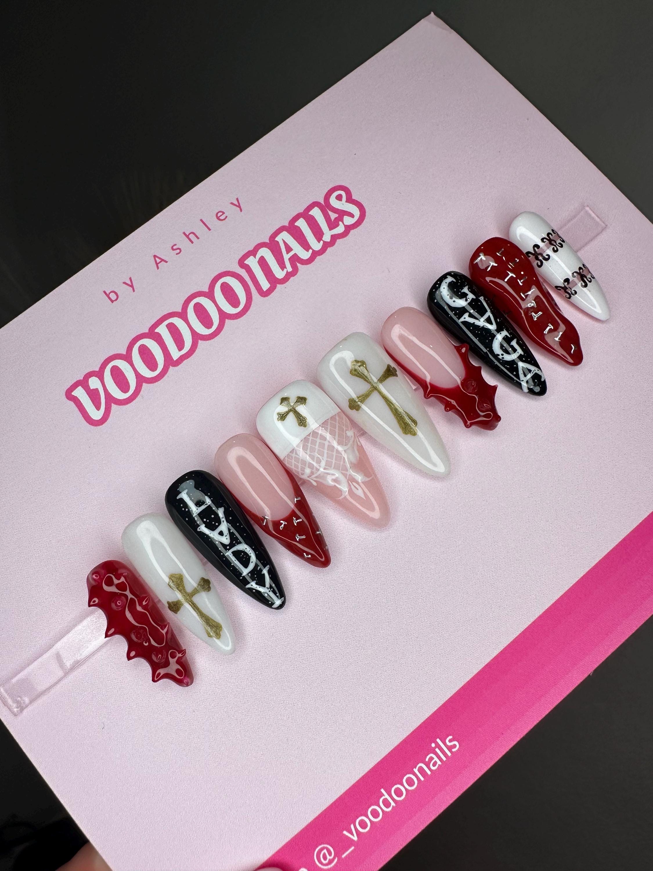 レディー・ガガのプレスオンネイル：ラグジュアリーなゴシックネイル