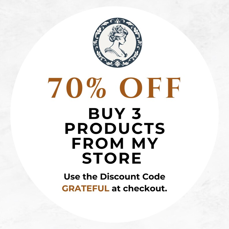 Op de afbeelding: Een witte cirkel met een blauw en wit bloemenontwerp in het midden. De tekst "70% OFF" staat in bruine tekst bovenaan de cirkel. De tekst "BUY 3 PRODUCTS FROM MY STORE" staat in zwarte tekst onder de korting. De tekst "Use the Discount Code GRATEFUL at checkout." staat in bruine tekst onderaan de cirkel.
