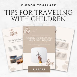 Könnte beinhalten: E-Book-Vorlage mit dem Titel "Tipps für das Reisen mit Kindern". Das Cover zeigt den Text "Die Kleinen glücklich und engagiert halten" mit einem Bild einer Hand, die ein Spielzeugflugzeug hält. Das E-Book hat 8 Seiten.