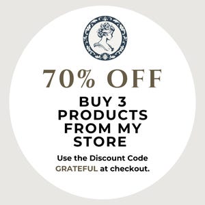 Op de afbeelding: Een witte cirkel met een blauw en wit logo van een vrouwenprofiel in een decoratief kader. De tekst "70% OFF BUY 3 PRODUCTS FROM MY STORE Use the Discount Code GRATEFUL at checkout." is in zwart geschreven.