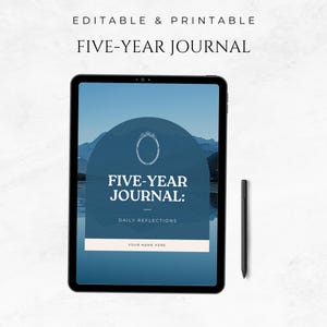 Może przedstawiać: Tablet cyfrowy wyświetlający niebieską i białą okładkę pięcioletniego dziennika z tekstem "FIVE-YEAR JOURNAL: DAILY REFLECTIONS" i miejscem na "YOUR NAME HERE". Obok tabletu znajduje się czarne pi&oacute;ro.