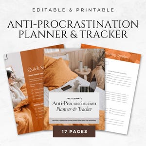 Könnte beinhalten: Ein offener Planer mit dem Text "Anti-Procrastination Planner & Tracker" wird auf einem Bett mit orangefarbener Bettwäsche angezeigt. Der Planer ist von anderen Seiten, einem Laptop, einem Telefon und einer Kaffeetasse umgeben. Die Worte "Editable & Printable" stehen oben.
