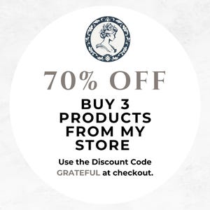 Pode incluir: Um c&iacute;rculo branco com uma ilustra&ccedil;&atilde;o azul e branca de uma mulher com uma coroa de flores. O texto "70% OFF BUY 3 PRODUCTS FROM MY STORE Use the Discount Code GRATEFUL at checkout." est&aacute; escrito em preto.