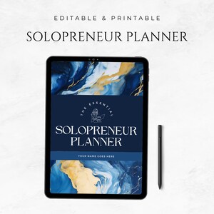 Op de afbeelding: Een digitale tablet met een blauw en gouden abstract ontwerp met de tekst "The Essential Solopreneur Planner" en "Your Name Goes Here". Een zwarte stylus ligt naast de tablet.