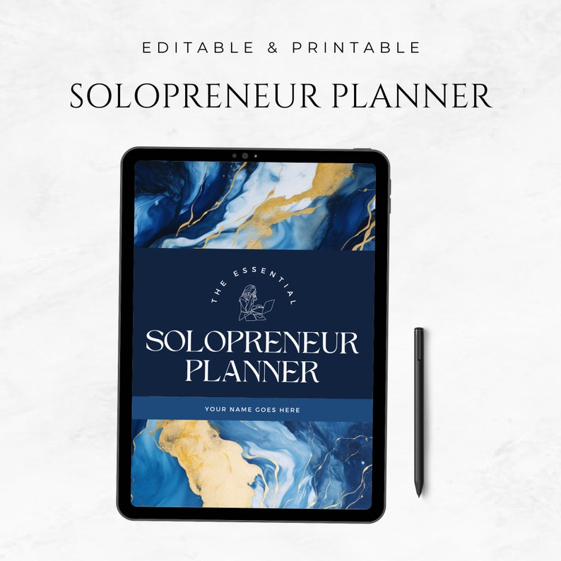 Op de afbeelding: Een digitale tablet met een blauw en gouden abstract ontwerp met de tekst "The Essential Solopreneur Planner" en "Your Name Goes Here". Een zwarte stylus ligt naast de tablet.