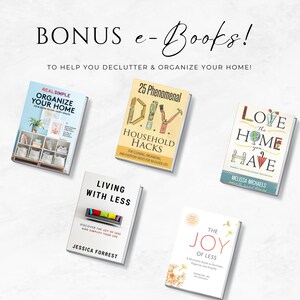 Może przedstawiać: Obraz przedstawiający pięć książek z tytułami takimi jak "Organize Your Home", "25 Phenomenal DIY Household Hacks" i "Living With Less". Widoczny jest r&oacute;wnież tekst "BONUS e-Books!" i "TO HELP YOU DECLUTTER & ORGANIZE YOUR HOME!"