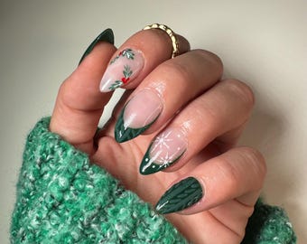 3D-groene winterpers op nagels: Franse amandeltip, sneeuwvloktruiontwerp