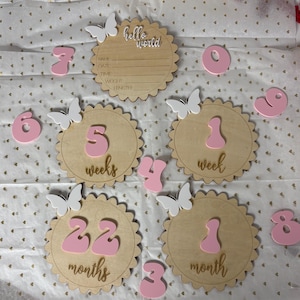 Tableros/tarjetas de hitos mensuales en 3D (mariposa): juego de seguimiento de edad y nombre personalizado