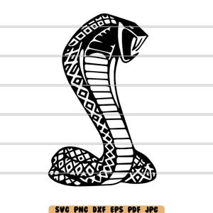 Puede incluir: Silueta en blanco y negro de una cobra con un diseño estampado. La serpiente está en posición enroscada con la cabeza levantada y la boca abierta.