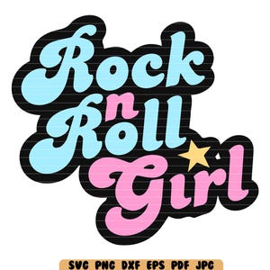 以下が含まれることがあります： レトロスタイルのグラフィックで、「Rock n Roll Girl」の文字がバブルレターで描かれています。テキストは水色とピンクで、黒いアウトラインと黄色の星があります。Tシャツやステッカーに最適です。