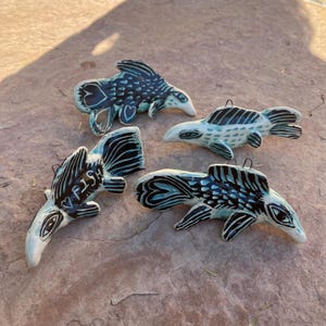 Scultura ornamentale a forma di pesce in ceramica fatta a mano