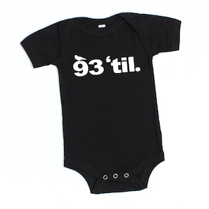 93 bis | so chillen wir | Kleinkind-T-Shirts | 90er Jahre Hip Hopper | Rappe | 6-12 Monate
