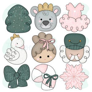 Puede incluir: Un conjunto de nueve cortadores de galletas de Navidad con una variedad de temas navideños, que incluyen un árbol, un cisne, una niña con un lazo, un cascanueces, un bastón de caramelo, un copo de nieve y un ratón con una corona. Los cortadores están hechos de metal y tienen un acabado plateado.