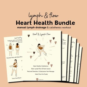 Op de afbeelding: Een bundel gedrukte gidsen getiteld "Lymph & Flow Heart Health Bundle". De gidsen bevatten illustraties van oefeningen en tekst over manuele lymfedrainage en calisthenics-workouts. Het kleurenschema is voornamelijk beige, bruin en wit.