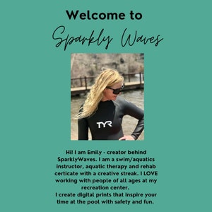 K&ouml;nnte beinhalten: Eine Frau in einem schwarzen Neoprenanzug mit dem TYR-Logo auf der Brust, die vor einem Gew&auml;sser steht. Der Text "Welcome to Sparkly Waves" befindet sich oben im Bild. Der Text unter dem Bild lautet "Hi! I am Emily - creator behind Sparkly Waves. I am a swim/aquatics instructor, aquatic therapy and rehab certificate with a creative streak. I LOVE working with people of all ages at my recreation center. I create digital prints that inspire your time at the pool with safety and fun."