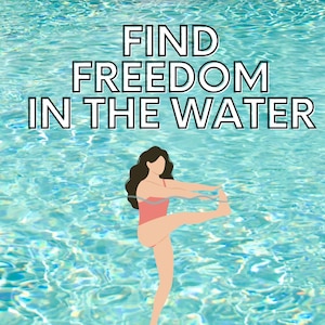 Puede incluir: Una mujer en un traje de ba&ntilde;o rosa hace un estiramiento de piernas en una piscina. El texto "FIND FREEDOM IN THE WATER" se muestra arriba de ella.