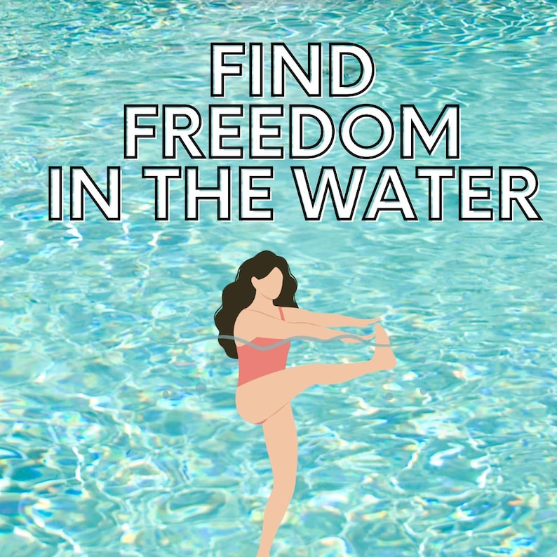 Puede incluir: Una mujer en un traje de ba&ntilde;o rosa hace un estiramiento de piernas en una piscina. El texto "FIND FREEDOM IN THE WATER" se muestra arriba de ella.