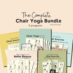 Op de afbeelding: De Complete Chair Yoga Bundle, een verzameling van 5 programma's. De bundel bevat gidsen voor stoeloefeningen, waaronder Calm Cortisol, Chair Yoga for Hips, Flow & Glow Air Exercise, Chair Yoga for Seniors en Side Stretch Serenity Chair Exercise.