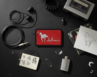 Écusson brodé poney blanc Deftones, Nu Metal, Alt Metal, Shoegaze, Grunge, Emo, Cadeau idéal pour mélomane