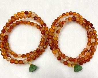 Bracelet, perles de cornaline, 3 tours avec fleur de lotus en jade.