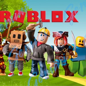 Puede incluir: Una ilustración colorida de cinco personajes de Roblox de pie en un campo de hierba. Los personajes son un caballero, un robot, un constructor, un pirata y un personaje amarillo que sostiene una espada. La palabra "ROBLOX" está escrita en letras rojas sobre los personajes.