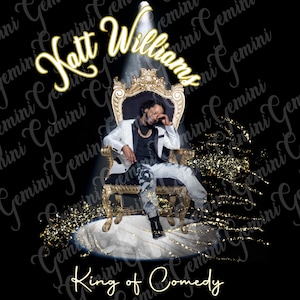 Puede incluir: Imagen de Katt Williams sentado en un trono dorado, iluminado por un foco. Viste un traje blanco, camisa negra y cadena dorada. Las palabras "Katt Williams" y "King of Comedy" se muestran en escritura dorada sobre un fondo negro.