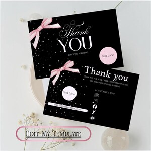 Op de afbeelding: Zwarte en roze bedankkaarten met een strikdesign en de woorden "Thank You" in het wit. De kaarten hebben ruimte voor een logo en een websiteadres. De zin "Edit My Template" staat onderaan.