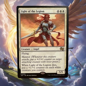 Puede incluir: Una carta blanca con borde negro, que representa a un guerrero &aacute;ngel alado con una espada. La carta se titula "Luz de la Legi&oacute;n" y tiene una fuerza y resistencia de 5/5. El texto de la carta dice: "Criatura - &Aacute;ngel, Vuelo, Mentor (Siempre que esta criatura ataque, pon un contador +1/+1 sobre la criatura atacante con menor fuerza.), Cuando Luz de la Legi&oacute;n muere, pon un contador +1/+1 sobre cada criatura blanca que controlas."