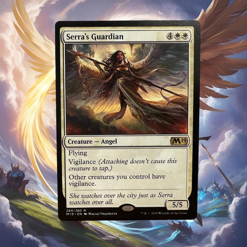 Puede incluir: Una carta blanca con texto negro y una imagen de un &aacute;ngel alado sosteniendo una lanza. La carta es del set Magic: The Gathering "M19". El texto de la carta dice "Serra's Guardian", "Creature - Angel", "Flying", "Vigilance (Attacking doesn't cause this creature to tap.)", "Other creatures you control have vigilance.", "She watches over the city just as Serra watches over all.", "5/5".