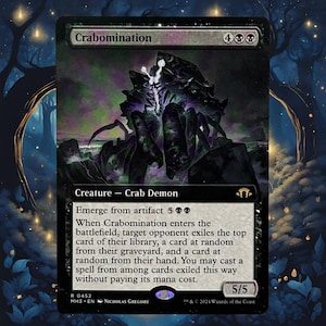 Puede incluir: Una carta de Magic: The Gathering con "Crabomination", un Demonio Cangrejo. La carta tiene un dise&ntilde;o oscuro con una ilustraci&oacute;n de criatura en tonos negros, verdes y morados. El texto detalla las habilidades y estad&iacute;sticas de la carta, con 5/5 de poder/resistencia.