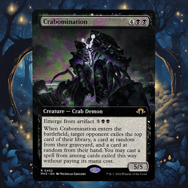 Puede incluir: Una carta de Magic: The Gathering con "Crabomination", un Demonio Cangrejo. La carta tiene un dise&ntilde;o oscuro con una ilustraci&oacute;n de criatura en tonos negros, verdes y morados. El texto detalla las habilidades y estad&iacute;sticas de la carta, con 5/5 de poder/resistencia.