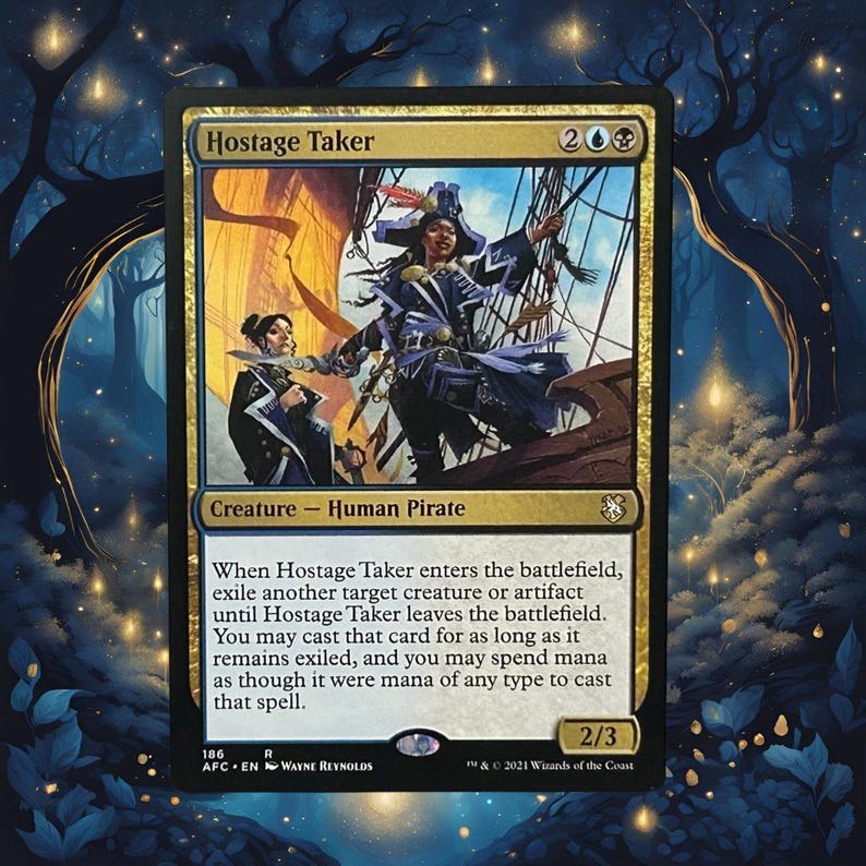Puede incluir: Una carta de Magic: The Gathering titulada "Hostage Taker". La carta presenta una ilustraci&oacute;n detallada de un pirata en un barco, con un borde dorado y negro. El texto incluye el tipo de criatura, poder y resistencia.