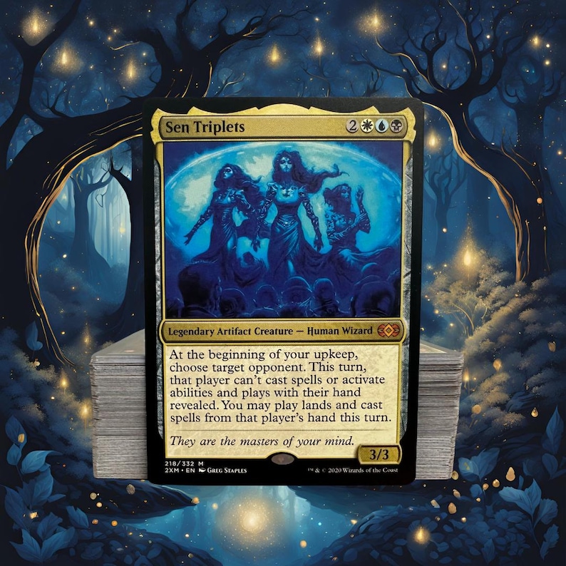 Puede incluir: Una carta de Magic: The Gathering con "Sen Triplets". La carta tiene un esquema de color azul y dorado, con una ilustraci&oacute;n de tres figuras. El texto incluye "Legendary Artifact Creature - Human Wizard" y las reglas del juego. Parte del set Double Masters.