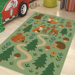 子供部屋用ウッドランドアニマルラグ - 緑の背景にキツネ、鹿、ウサギ、リス、ハリネズミ - 遊び心のある自然をモチーフにしたカーペット