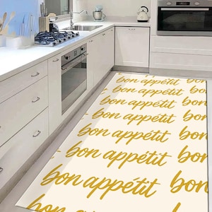 Alfombra de cocina Bon Appétit: tapete moderno con tipografía manuscrita, estilo francés en crema y amarillo mostaza, con impresión digital.
