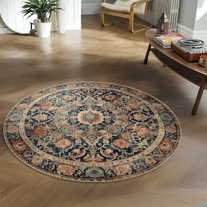 Może przedstawiać: Okrągły dywan w kolorze niebieskim i beżowym z kwiatowym wzorem. Dywan ma postarzony wygląd i zawiera centralny medalion z misternymi detalami.