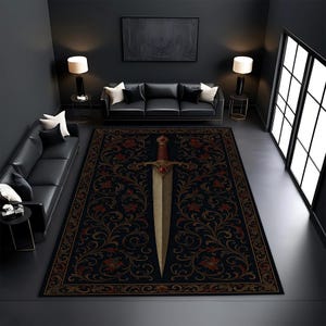Könnte beinhalten: Ein schwarzer und goldener Teppich mit einem großen, verzierten Schwertmuster in der Mitte. Das Schwert hat einen roten Edelstein am Knauf und ist von komplizierten Blumenmustern umgeben.