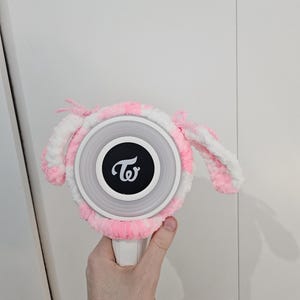 Tweemaal geïnspireerde roze of blauwe gehaakte lightstickhoes