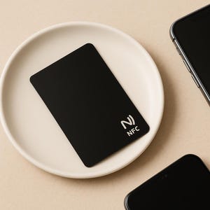 Niestandardowa wizytówka NFC – Czarna plastikowa karta grawerowana laserowo | Cyfrowa karta bezstykowa | Inteligentna wizytówka | Spersonalizowana karta dotykowa