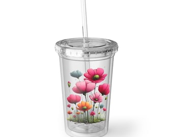 Tazza in acrilico trasparente con cannuccia e decorazione floreale di fiori selvatici rosa.