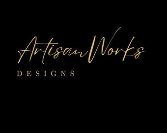 Op de afbeelding: Artisan Works Designs logo in gouden handschrift op een zwarte achtergrond.
