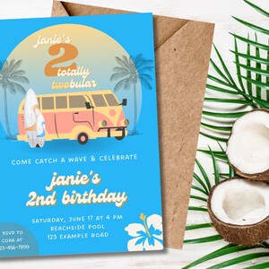 Könnte beinhalten: Eine blaue und gelbe Geburtstagseinladung mit einer Cartoon-Illustration eines Vans und eines Surfbretts. Der Text lautet "janie's totally twobular 2nd birthday". Die Einladung enthält Details für eine Party am Beachside Pool am 17. Juni um 16:00 Uhr.