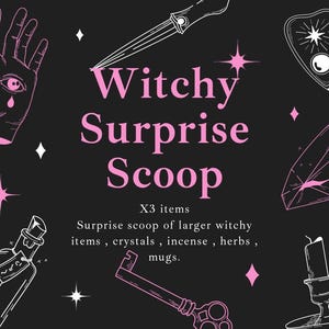 Puede incluir: Fondo negro con ilustraciones rosas y blancas de artículos de brujería. El texto dice "Witchy Surprise Scoop" con "X3 artículos" y una descripción de los artículos: cristales, incienso, hierbas y tazas.