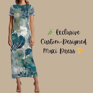 Może przedstawiać: Długa, spersonalizowana sukienka maxi z kwiatowym wzorem w odcieniach turkusu, bieli i szarości. Sukienka ma krótkie rękawy i długą spódnicę. Tekst na zdjęciu brzmi "Exclusive Custom-Designed Maxi Dress".