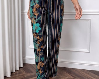 Pantaloni da casa a righe floreali color verde acqua, in popeline di cotone biologico o morbido jersey.