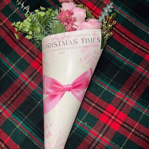 Roze strik kerstboeket wrap krantenontwerp, vakantieverpakking, downloadbare PDF, kerstcadeauverpakking, feestelijk bloemenboeketdecor