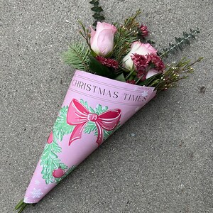 Rosa Weihnachtskranz-Blumenstrauß-Wrap-Zeitungs-Design, Feiertagsverpackung, herunterladbare PDF-Datei, Weihnachtsgeschenkverpackung, festliches Blumenstrauß-Dekor