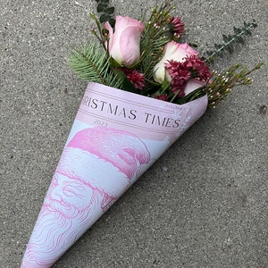 Pink Santa Christmas Bouquet Wrap Krant Design, Vakantieverpakking, Downloadbare PDF, Kerstcadeauverpakking, Feestelijk Bloemenboeket Decor