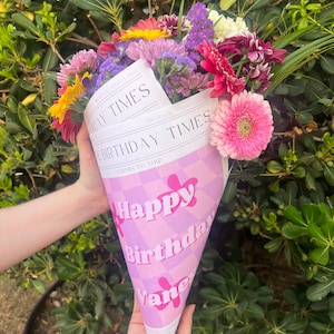ハッピーバースデーカード新聞デザイン、印刷可能なCanvaテンプレート、DIY誕生日ギフト、レトロ、ブーケラップ、彼女へのユニークなギフト